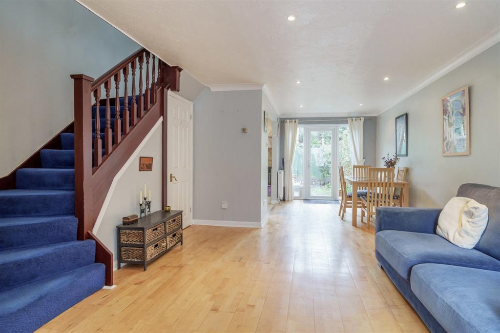 Woodberry Close, Chiddingfold, Godalming, GU8 3 bed semidetached house for sale £399,950