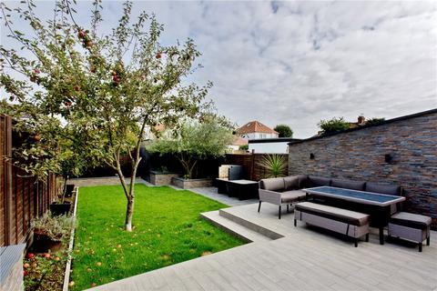 18 Wills Crescent, Whitton, Hounslow, TW3 2JB