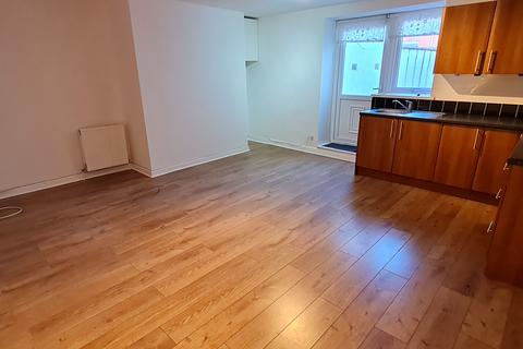 2 bedroom ground floor flat to rent, Ramsay Street, High Spen NE39