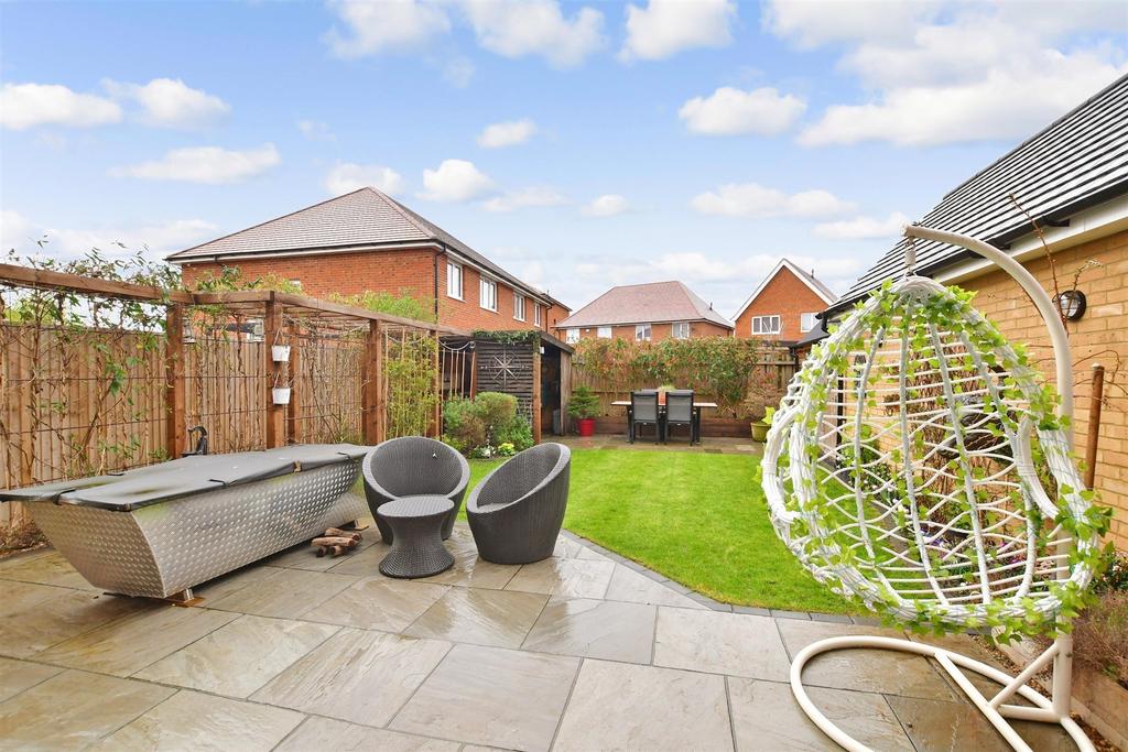 Hagelstowe Avenue, High Halstow, Rochester, Kent 3 bed detached house