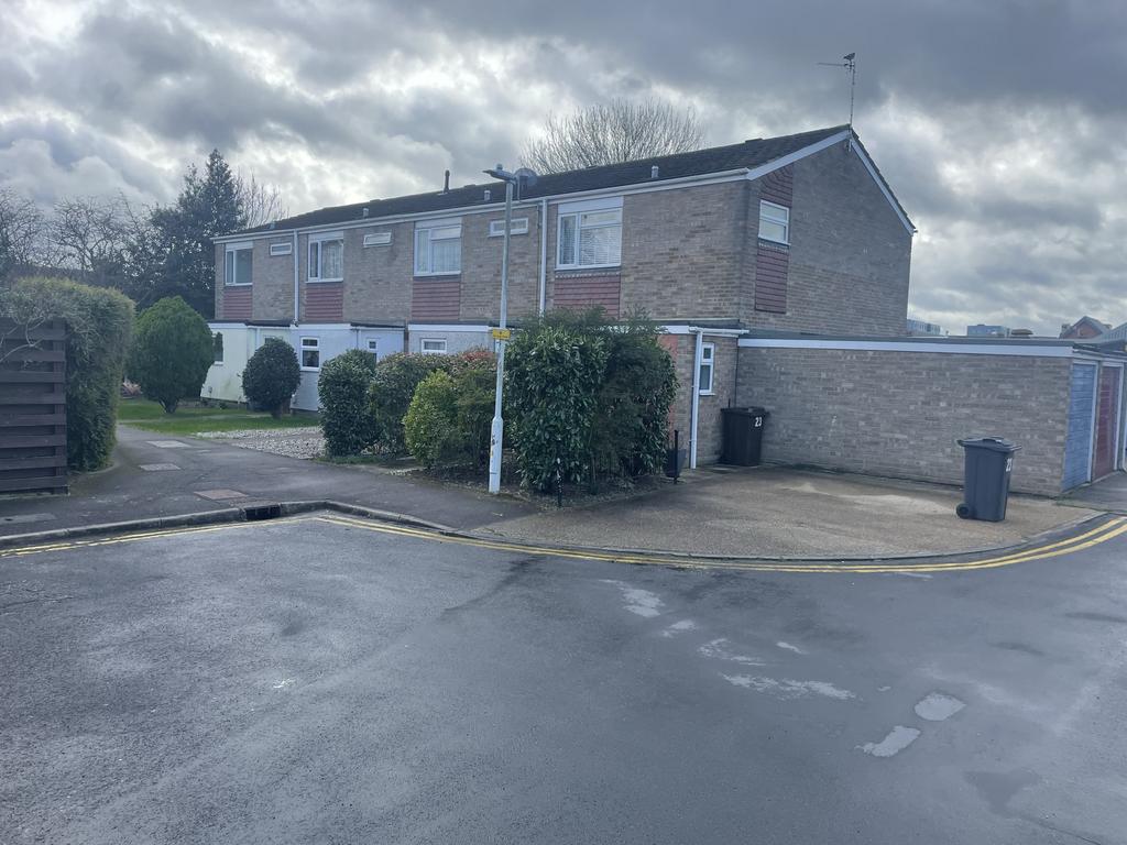 Boswells Drive, Chelmsford CM2 3 bed end of terrace house £1,395 pcm