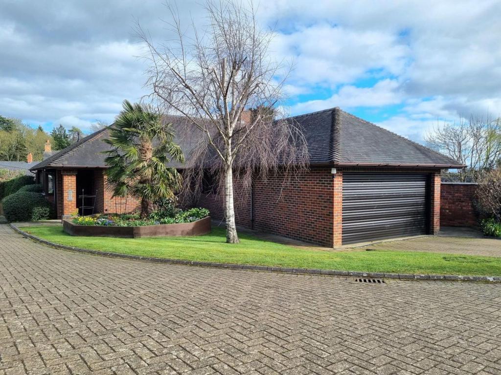 Yew Tree Gardens, Flore, Northampton NN7 4HB 2 bed detached bungalow