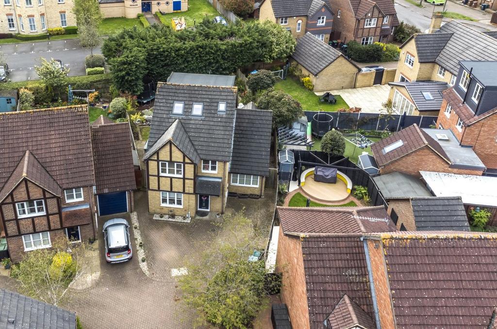 Abbots Langley, Hertfordshire WD5 5 bed detached house for sale £800,000