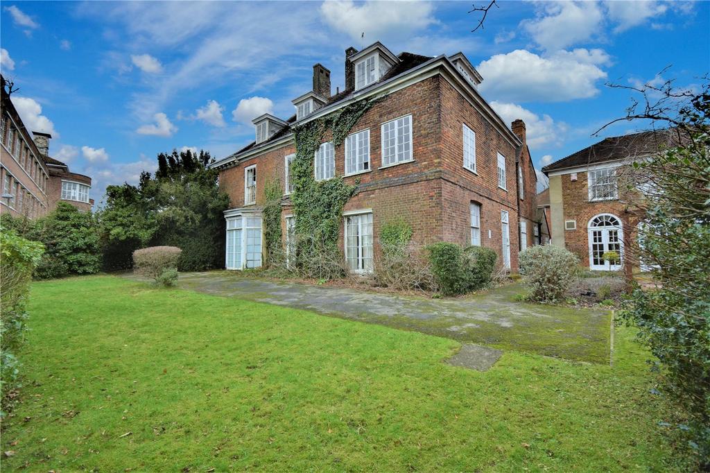 Hempstead Road, Watford WD17 12 bed detached house £750,000