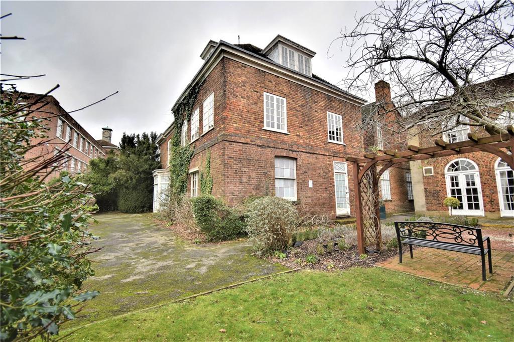 Hempstead Road, Watford WD17 12 bed detached house £750,000