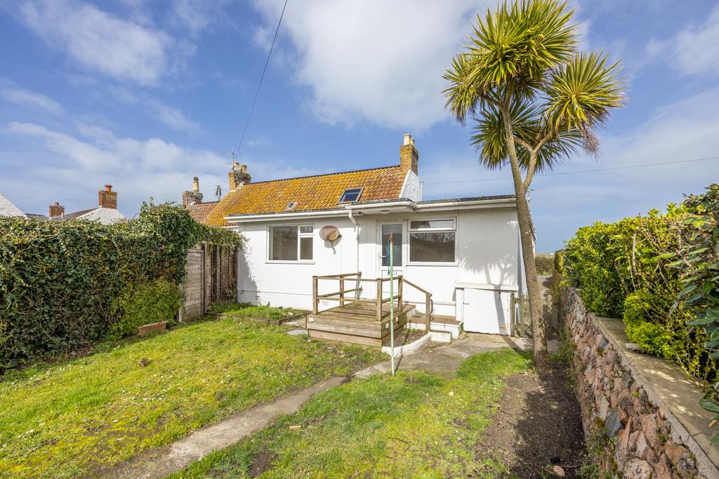Les Dunes, Castel, Guernsey 1 bed semidetached house for sale £395,000