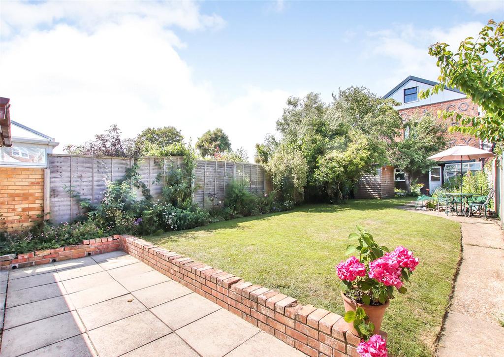 Middle Road, Lymington, Hampshire, SO41 3 bed semidetached house for sale £569,950