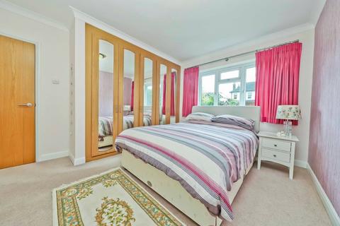 26 Eastfields, Pinner, HA5 2SR