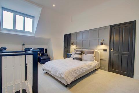 16 Cecil Park, Pinner, HA5 5HH