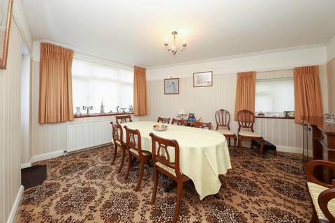 4 Furham Feild, Pinner, HA5 4DZ