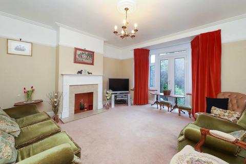 4 Furham Feild, Pinner, HA5 4DZ