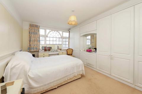 4 Furham Feild, Pinner, HA5 4DZ