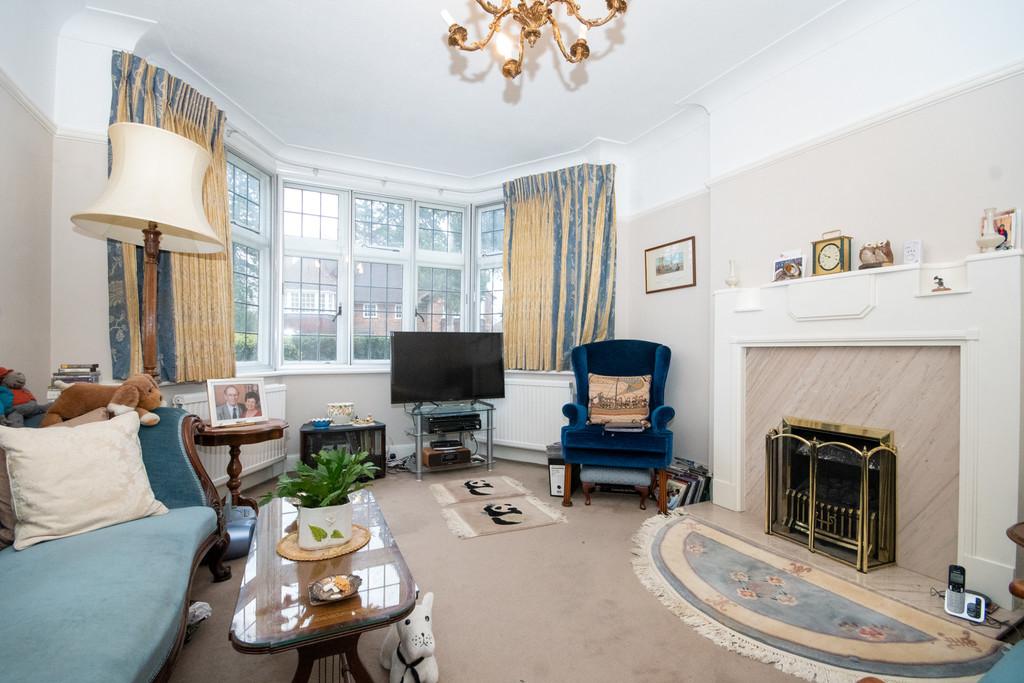 Woodhall Drive, Pinner HA5 3 bed semidetached house £825,000