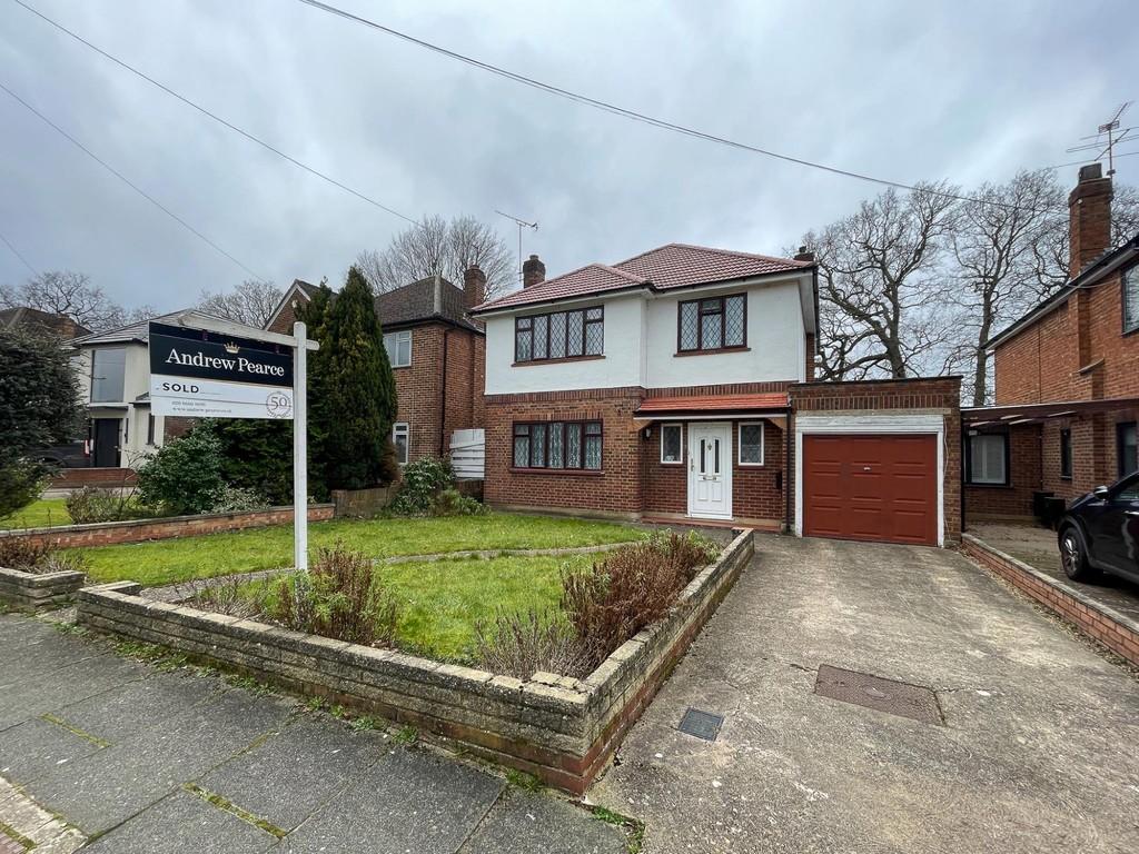 Anglesmede Crescent, Pinner HA5 3 bed detached house £875,000