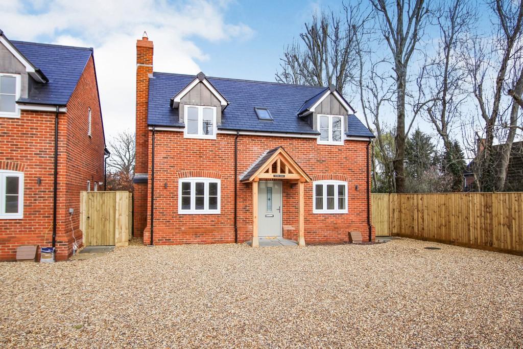 Chapel Lane, South Marston, Swindon 4 bed detached house £2,250 pcm