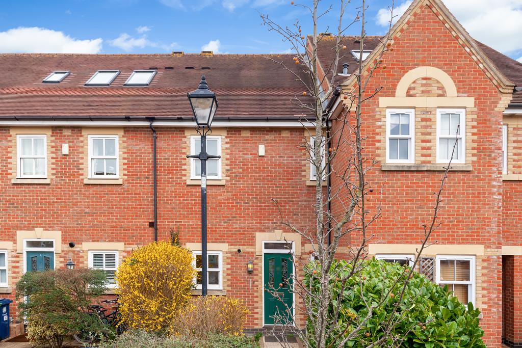 Plater Drive 3 bed terraced house £2,600 pcm (£600 pw)
