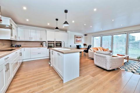 7 Newnham Avenue, Ruislip, HA4 9RW