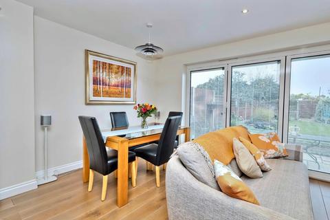 7 Newnham Avenue, Ruislip, HA4 9RW