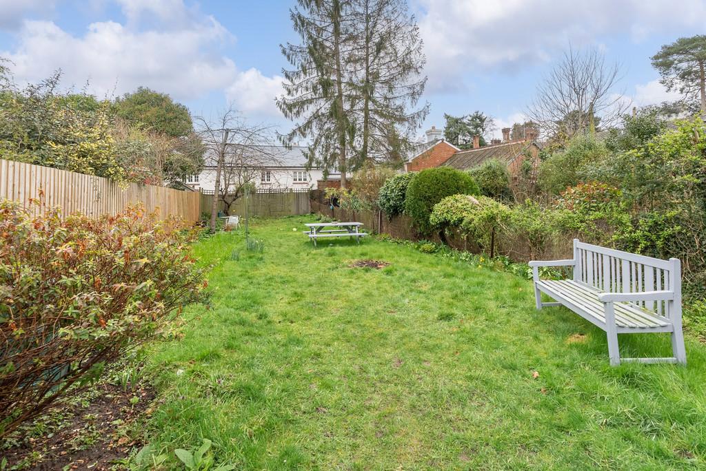 Knoll Road, Dorking 2 bed apartment £425,000