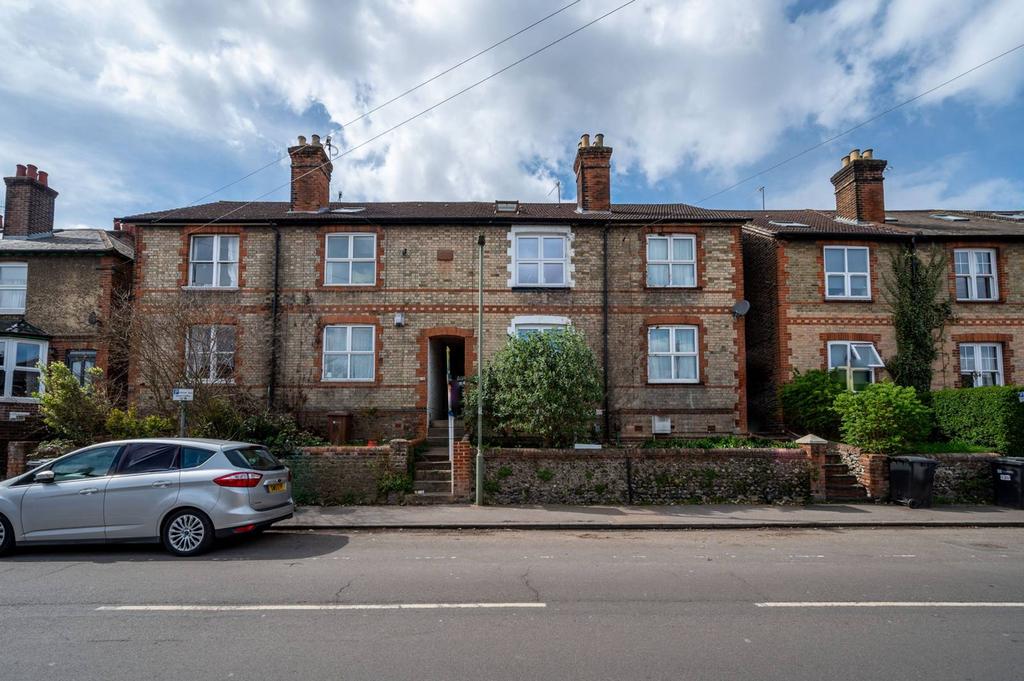 Walnut Tree Close, Guildford, GU1 5 bed terraced house £2,800 pcm (£646 pw)