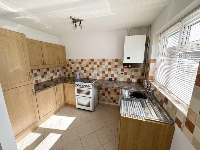 Sandringham Drive, Grantham 2 bed semidetached house £800 pcm (£185 pw)