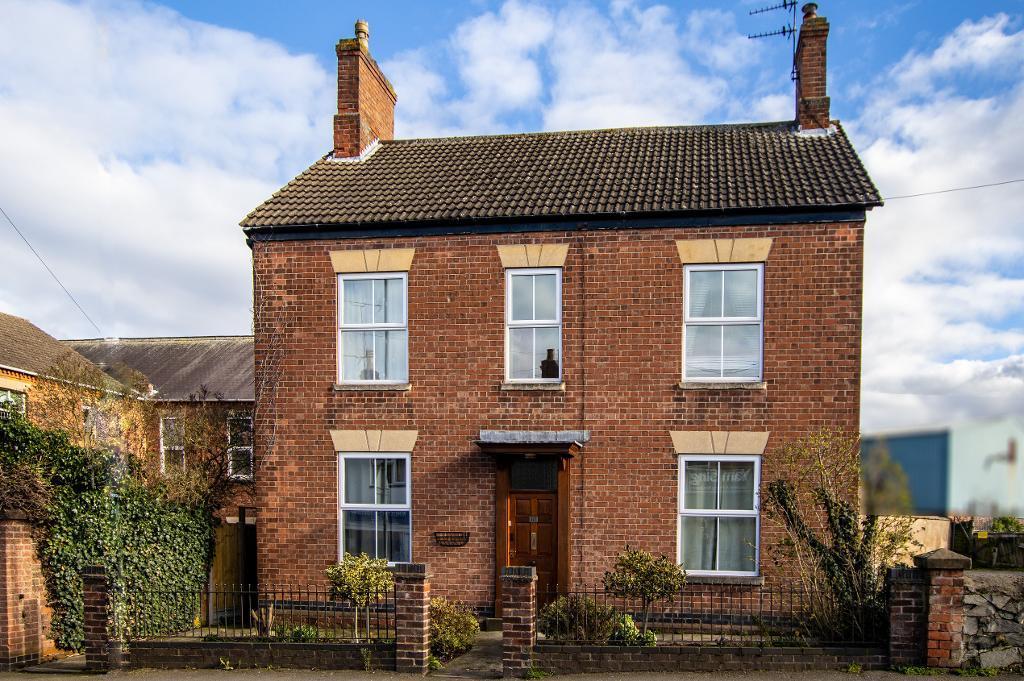 Charnwood Road, Shepshed... 3 bed detached house £850 pcm (£196 pw)