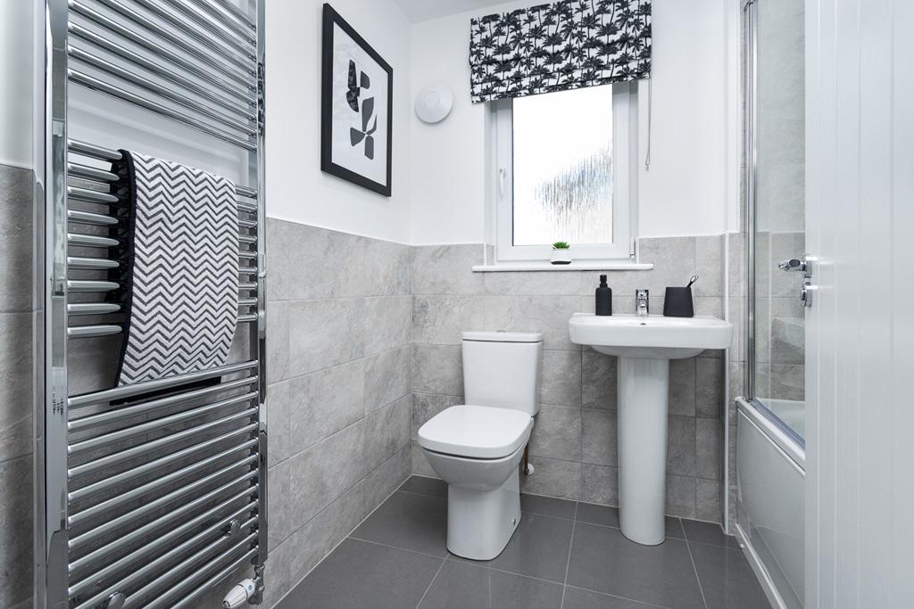 Main bathroom with shower over bath