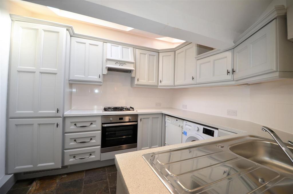 St. Marys Square, Aylesbury 2 bed house £900 pcm (£208 pw)