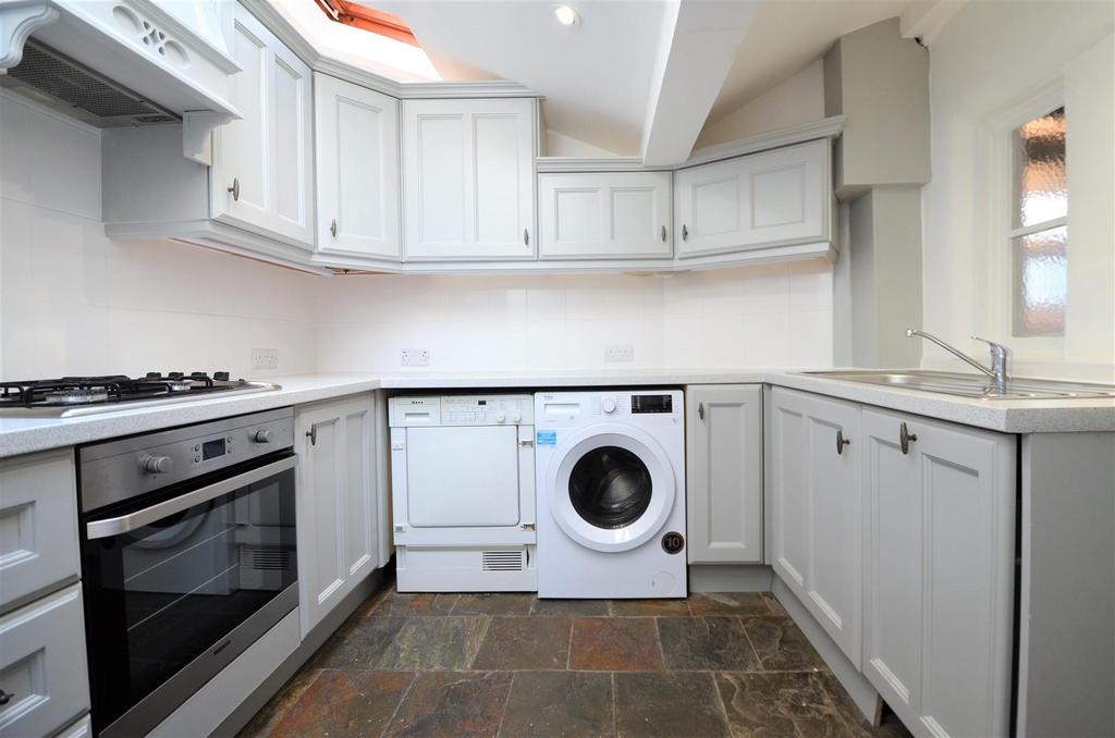 St. Marys Square, Aylesbury 2 bed house £900 pcm (£208 pw)