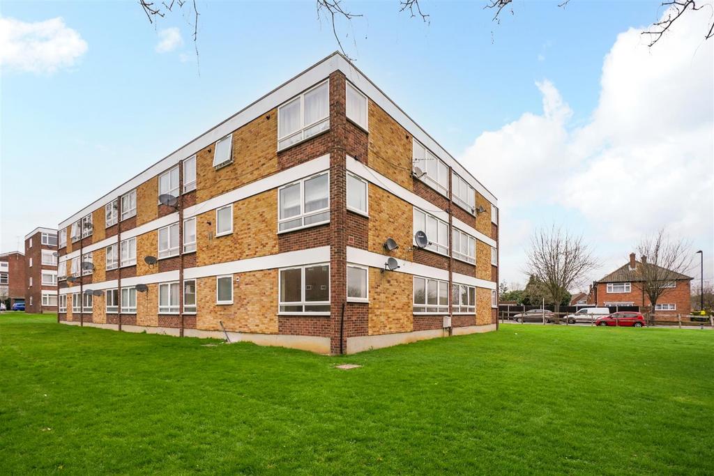 Beech Court, Lilliput Avenue, Northolt 2 bed flat £1,450 pcm (£335 pw)
