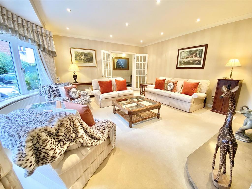 Queens Park Avenue, Bournemouth BH8 3 bed detached house for sale £