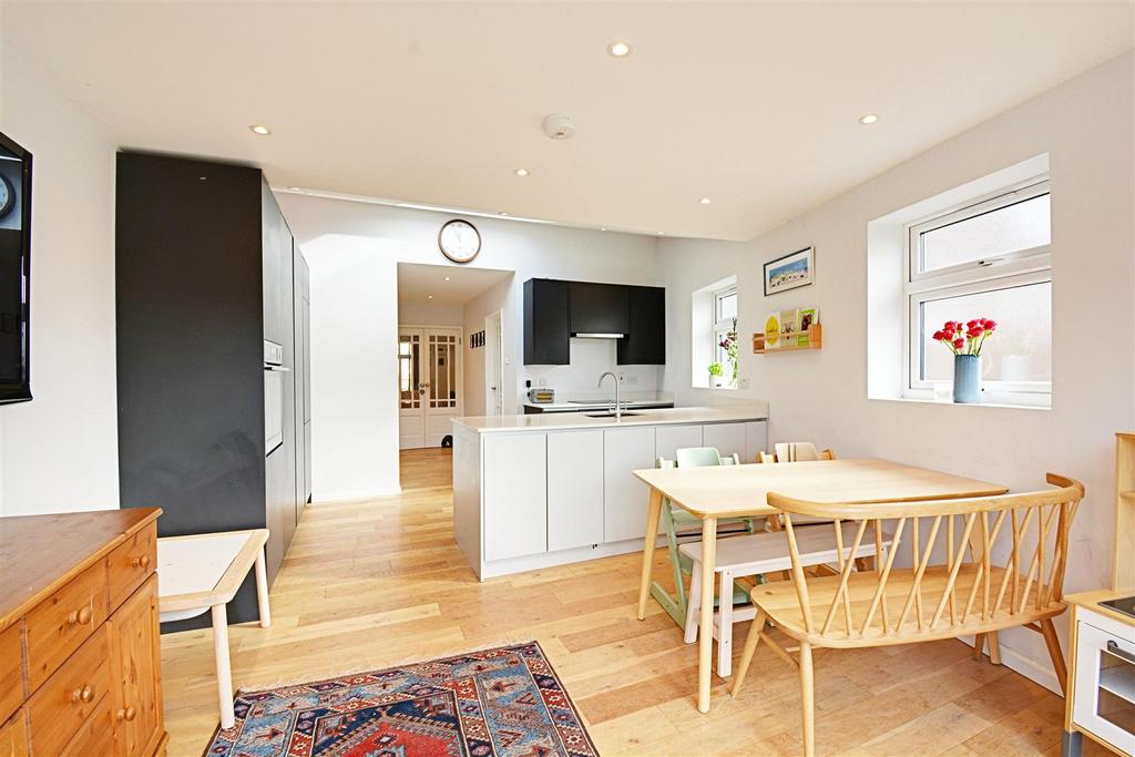Thieves Lane, Hertford SG14 2 bed end of terrace house £425,000