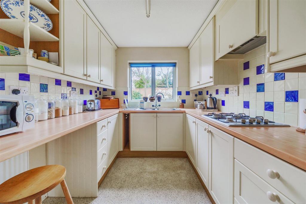 Queens Drive, Taunton 4 bed detached house £625,000