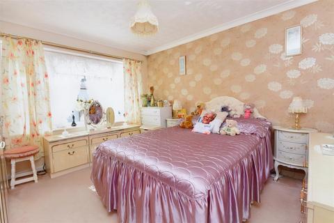 2 bedroom detached bungalow for sale - Common Mead Lane, Gillingham