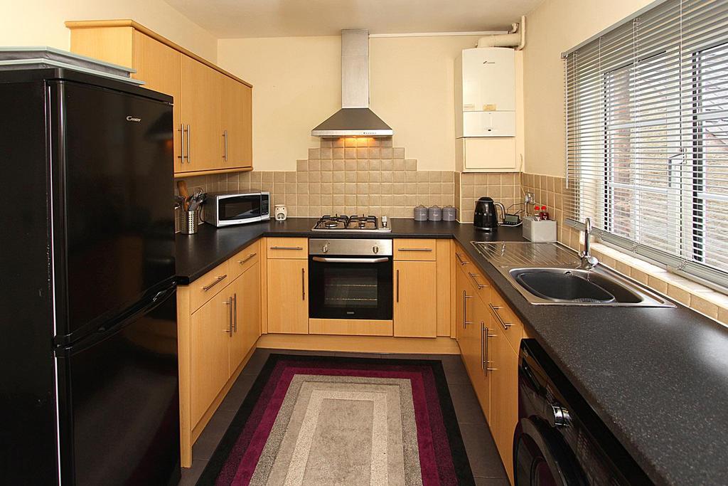WOMBOURNE, Brickbridge Lane 2 bed terraced house £725 pcm (£167 pw)