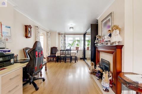 10 Burchett Way, Romford, RM6 6BX