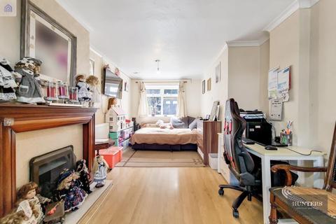 10 Burchett Way, Romford, RM6 6BX