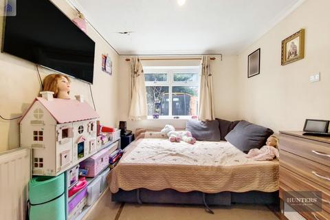 10 Burchett Way, Romford, RM6 6BX