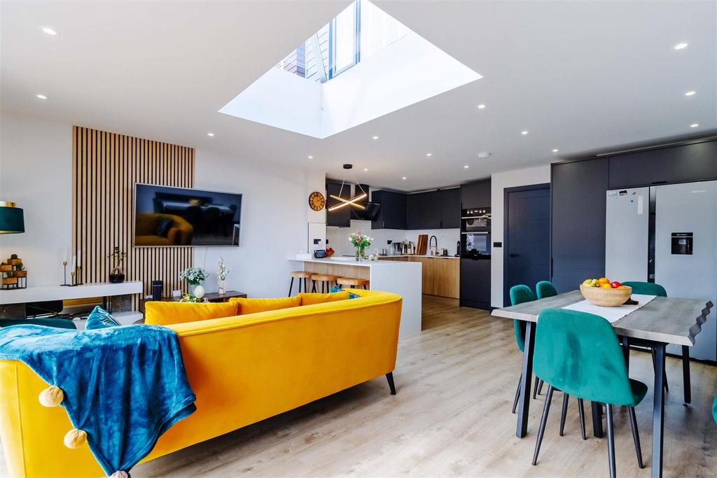 Gleton Avenue, Hove 4 bed semidetached house £700,000
