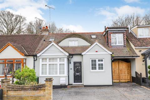 3 bedroom semi-detached house to rent - Hillview Avenue, Hornchurch