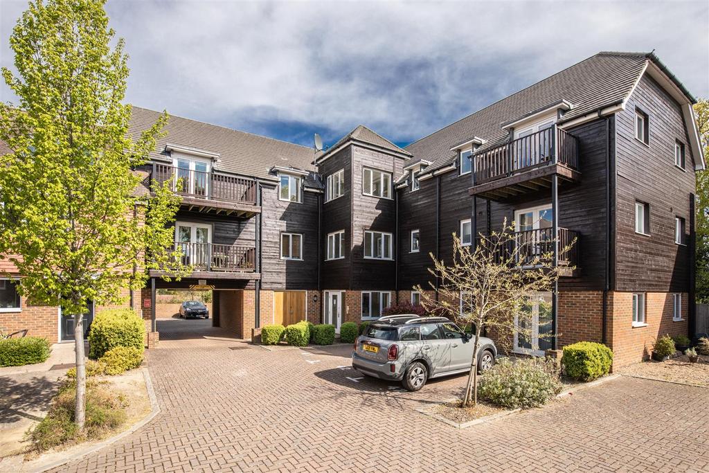 Sand Ridge, Ridgewood, Uckfield 2 bed flat £250,000
