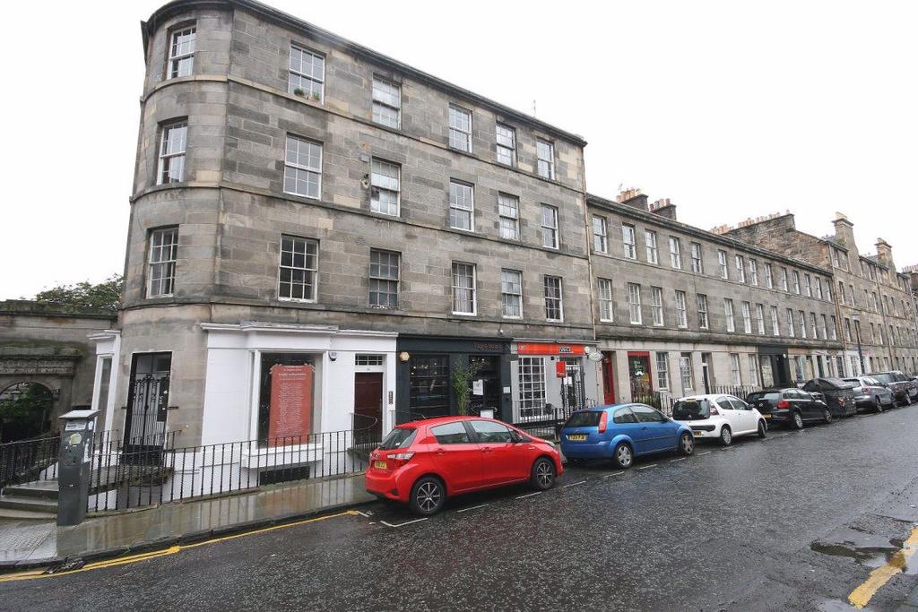 St Stephen Street, Edinburgh 2 bed flat £1,100 pcm (£254 pw)