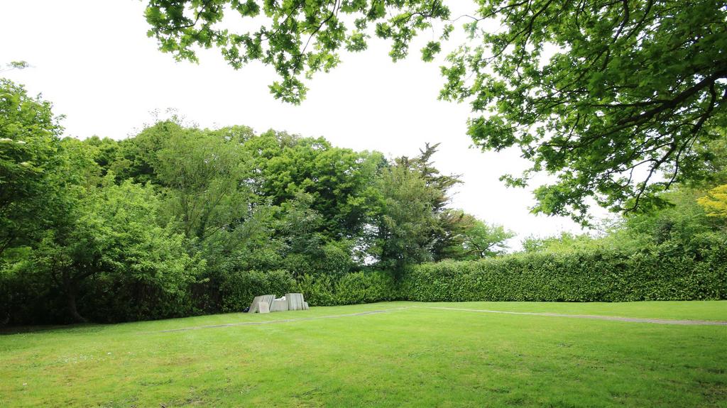 HARRIOTTS LANE, ASHTEAD, KT21 4 bed detached house £1,100,000