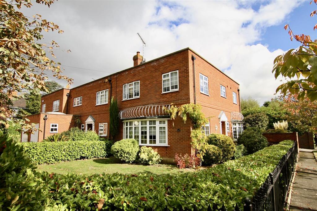 Southbourne Grove, WestcliffOnSea 3 bed semidetached house for sale