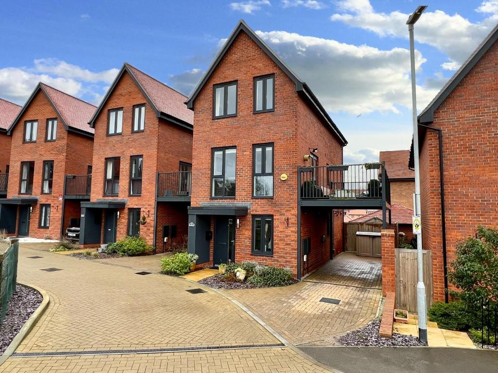 Parkland Crescent, Chilmington Green 3 bed detached house £400,000