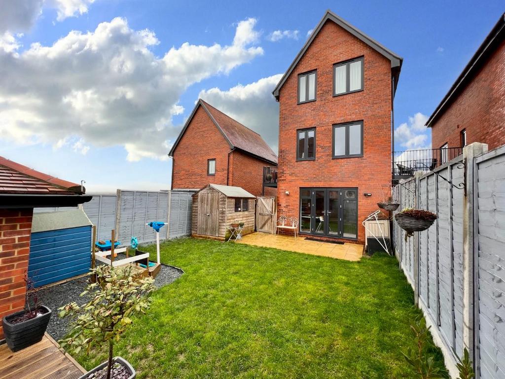 Parkland Crescent, Chilmington Green 3 bed detached house £400,000