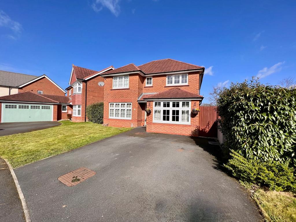 Claytongate Drive, Penwortham, Preston, PR1 4 bed detached house £365,000