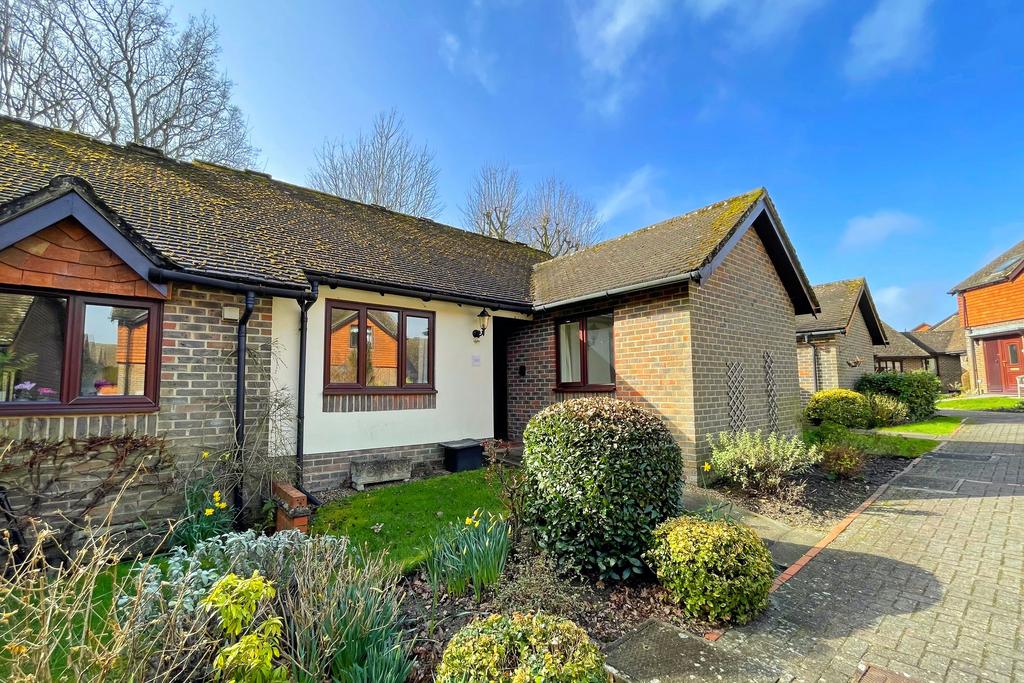 Dumbrells Court, Ditchling, Sussex, BN6 8TG 2 bed terraced bungalow for
