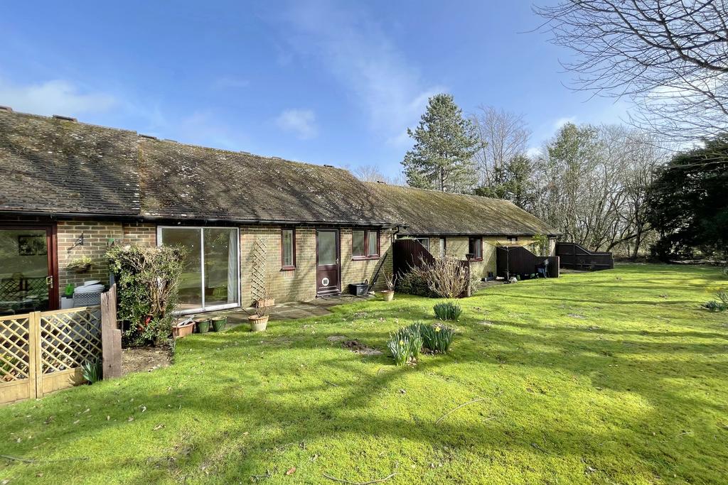 Dumbrells Court, Ditchling, Sussex, BN6 8TG 2 bed terraced bungalow for