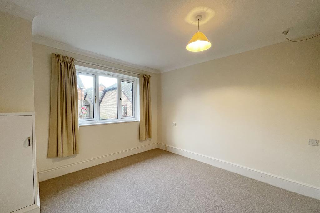 Dumbrells Court, Ditchling, Sussex, BN6 8TG 2 bed terraced bungalow for